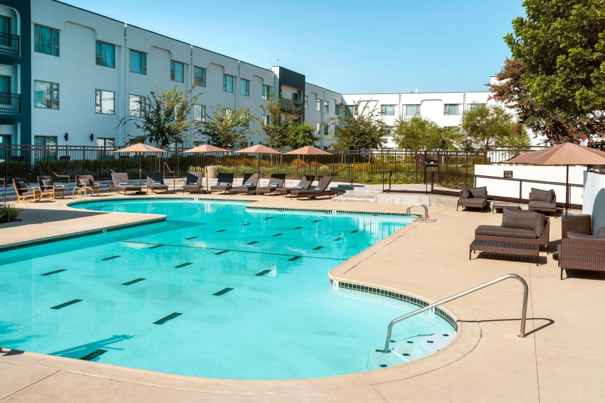 Delta Hotels By Marriott Ontario Airport Экстерьер фото