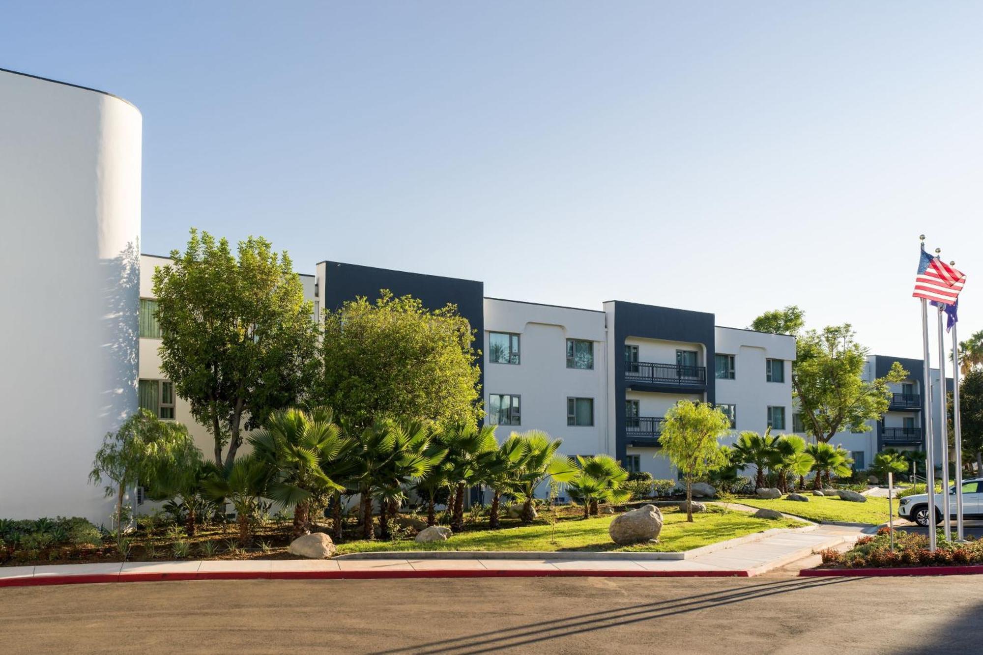 Delta Hotels By Marriott Ontario Airport Экстерьер фото