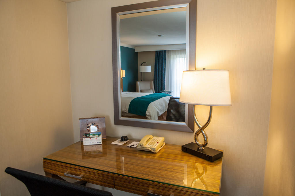 Delta Hotels By Marriott Ontario Airport Номер фото