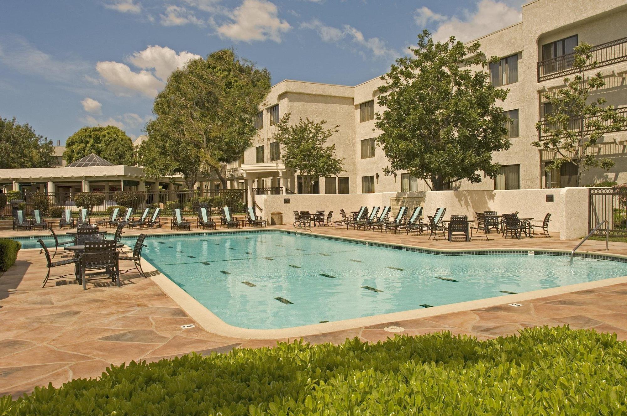 Delta Hotels By Marriott Ontario Airport Экстерьер фото