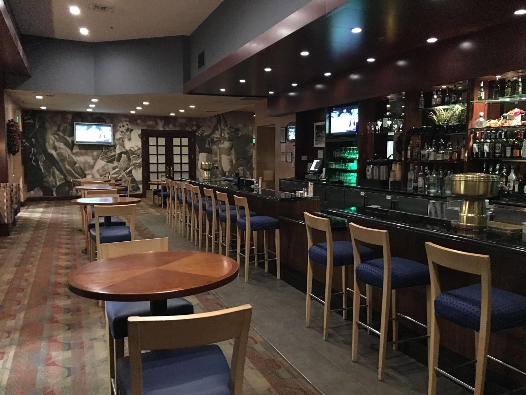 Delta Hotels By Marriott Ontario Airport Экстерьер фото